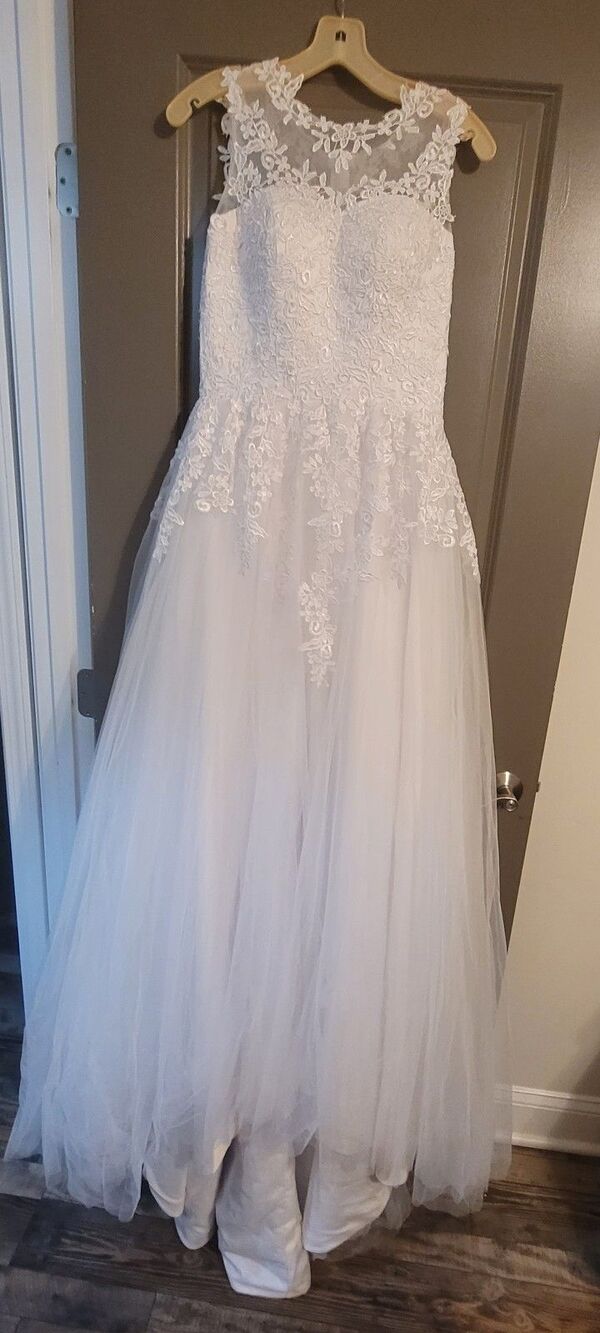 White Sleeveless Lace Illusion Bodice A-Line Full-Length Wedding Dress *Flaw